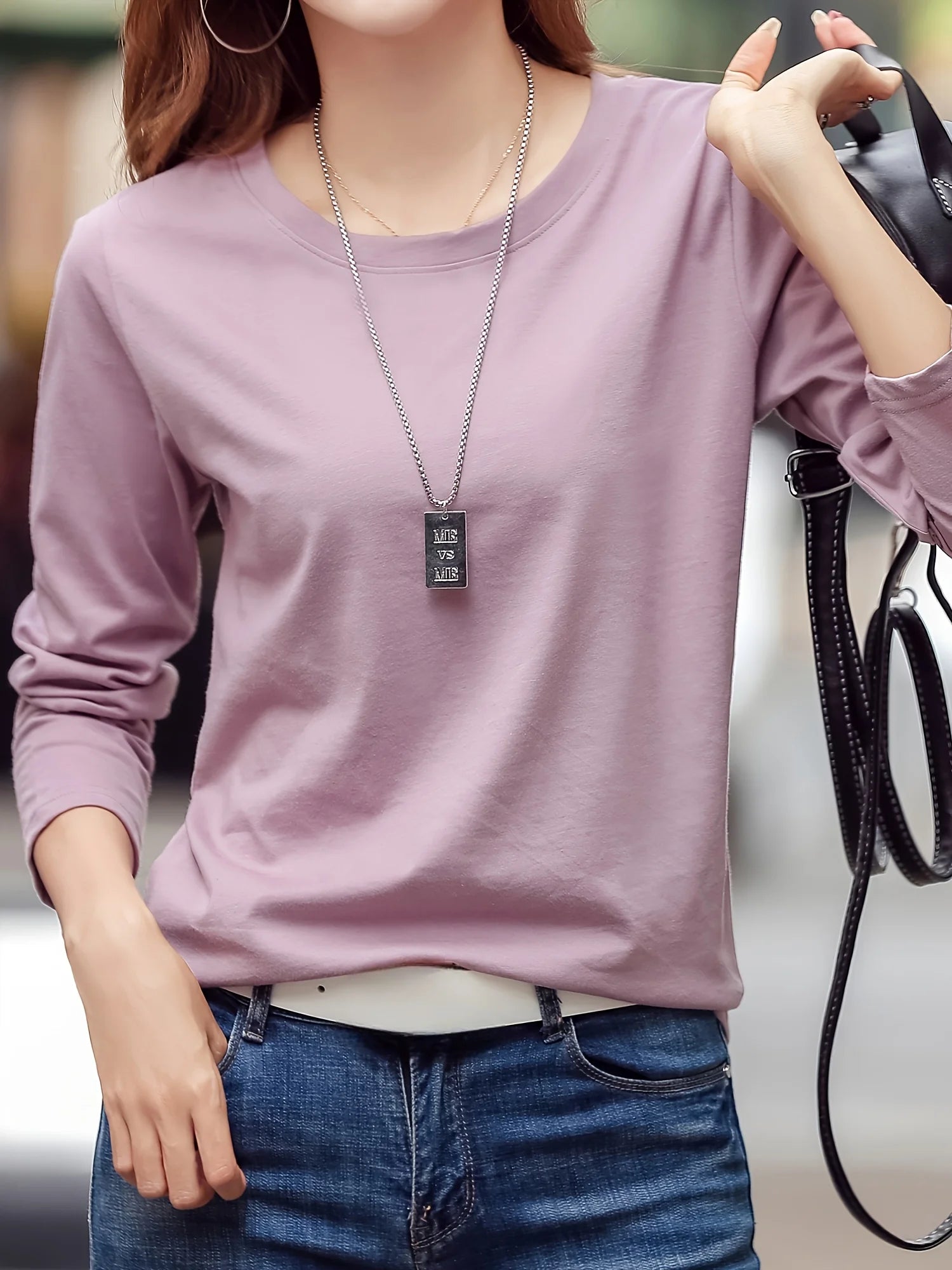Women's basic solid color round neck long-sleeved knit top which can be worn at the bottom and can be machine washed