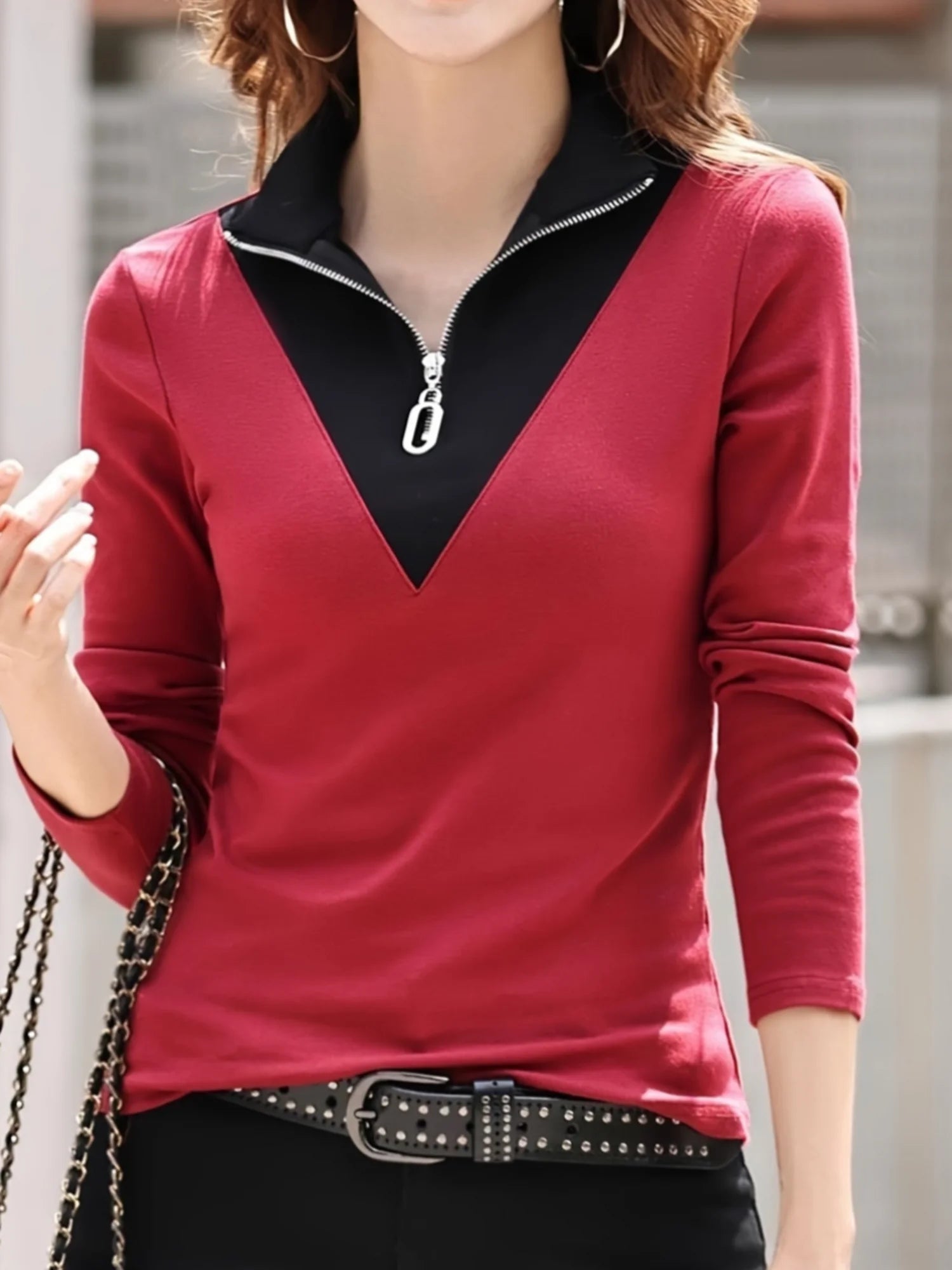 Women's contrast design long sleeve semi-zipper knit top, casual and fashionable for everyday wear in autumn and winter.